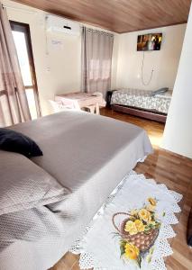 KITNET k3 em TORRES-RS - Na mais bela praia Gaúcha - Frigobar - micro-ondas - Banheiro - Ar condicionado split - TV smart - Wi-Fi - Anfitriã SuperHost no BNB