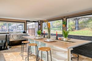 Péniche insolite sur la Seine - près de Paris