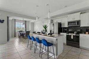 Spacious 2BR Mickey Bedroom Lake View