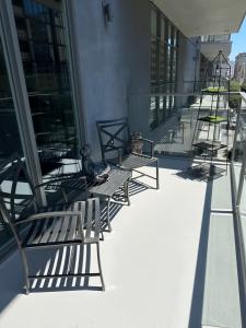 Luxury 2BR Apt with balcony!!