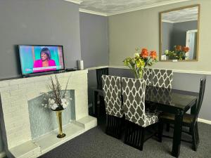2 Bed House-Sleeps 4-Free Parking