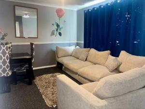 2 Bed House-Sleeps 4-Free Parking