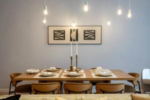 Universitatii Designer 3BR Apartment - Grand Windows High Ceilings & Central Balcony Views