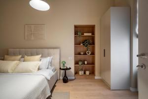 Universitatii Designer 3BR Apartment - Grand Windows High Ceilings & Central Balcony Views