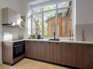 Universitatii Designer 3BR Apartment - Grand Windows High Ceilings & Central Balcony Views