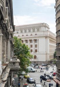 Universitatii Designer 3BR Apartment - Grand Windows High Ceilings & Central Balcony Views