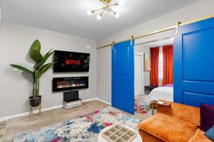 Philly Zoo Queen Suite - Apartment with Fireplace & Parking Available