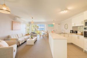 Sunset Towers 11, 25 Donald St - stunning water views, air con, Wi-Fi and Linen provided