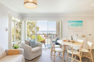 Sunset Towers 11, 25 Donald St - stunning water views, air con, Wi-Fi and Linen provided