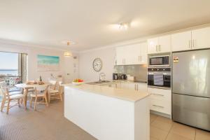 Sunset Towers 11, 25 Donald St - stunning water views, air con, Wi-Fi and Linen provided