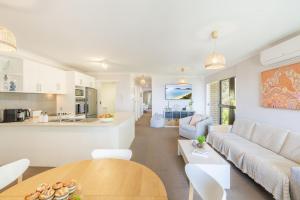 Sunset Towers 11, 25 Donald St - stunning water views, air con, Wi-Fi and Linen provided