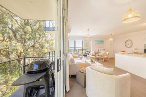 Sunset Towers 11, 25 Donald St - stunning water views, air con, Wi-Fi and Linen provided