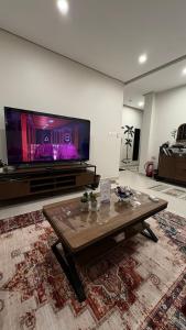 شقه فاخره بأثاث مريح غرفة نوم وصاله