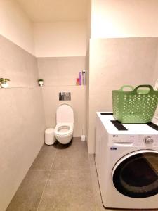 Metropolis Prime Apartment with Free Parking