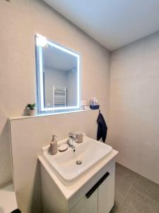 Metropolis Prime Apartment with Free Parking