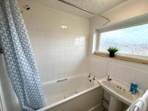 Queens Drive Long Stays Free Parking Sleeps 7