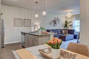 Boho Oasis w KING Bed w POOL Nr AIRPTShoppingDWTN