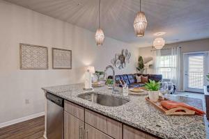 Boho Oasis w KING Bed w POOL Nr AIRPTShoppingDWTN