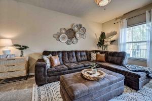 Boho Oasis w KING Bed w POOL Nr AIRPTShoppingDWTN