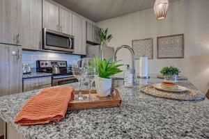 Boho Oasis w KING Bed w POOL Nr AIRPTShoppingDWTN