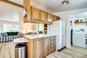 Quiet Lakefront Retreat Less Than 2 Mi to Heceta Beach!