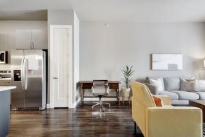 One Bedroom Luxury Apartment - Fast Wi-Fi - FREE Parking