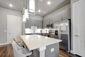 One Bedroom Luxury Apartment - Fast Wi-Fi - FREE Parking