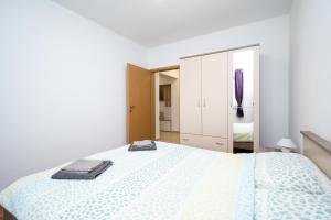 Apartments with parking space Vrsi, Zadar - 15944