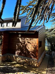 Cabañas ROCA DEL LAGO, en Villa Pehuenia