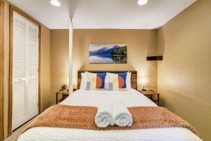 Memorial Row Downtown Escape w Mountain Views