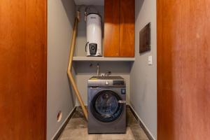 Paramar Black, Style in Zama