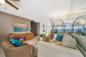Hale Ono Loa 120 · HOL 120 Oceanfront 2BD w Ocean View AC Pool