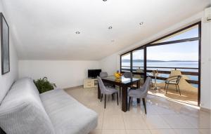 Two-Bedroom Apartment Kastel Kambelovac With Sea View 02