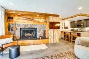 Family-Friendly Condo with Mtn Views in Keystone!