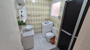 Com churrasqueira, garagem, sacada 1 quadra do mar