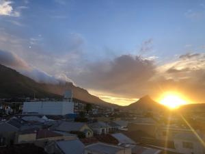 Modern Woodstock Studio with Table Mountain Views