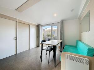 Mobil-home PMR tout confort, 200m plage, piscine, 4 pers, 2 chambres, parking, wifi, ménage inclus - FR-1-361A-42