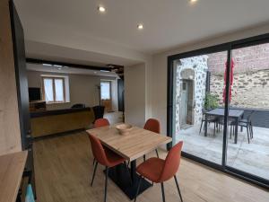 Maison rénovée avec terrasse et balcon à Polignac - FR-1-582-539