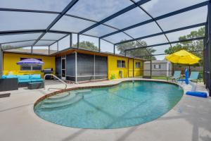 'Colorful Cottage' w/ Lanai: 7 Mi to Cortez Beach!