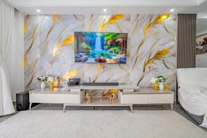 Serene and Cozy Riverside Apartment