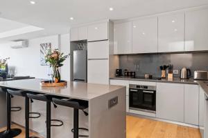 Luxury 2 Bed located in the heart of Greenpoint.