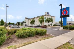 Motel 6-Brampton, ON - Toronto