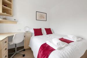 Awesome Games Room House! East Midlands Airport, Donington Park, with FREE parking