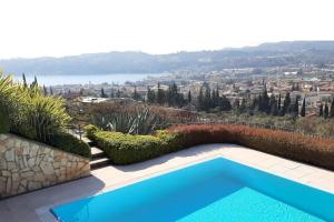 Holiday House Sole View & Shared Pool - Happy Rentals