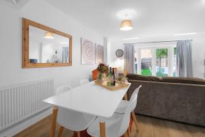 Spacious 6 Bedroom 2 Bath Serviced House with Parking in Denton Way