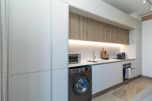 Centrally located. 23th Floor spectacular views.