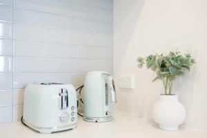 Liverpool 2 bedroom apartment with convenient transportation and surrounded by food