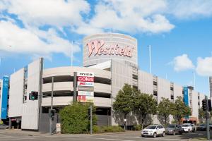 Liverpool 2 bedroom apartment with convenient transportation and surrounded by food