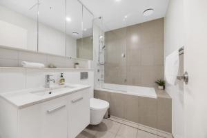 Liverpool 2 bedroom apartment with convenient transportation and surrounded by food