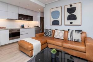 16 On Bree stunning 1-Bed perfectly Located